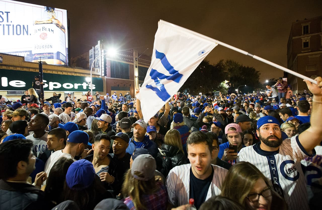 Algunos fans se abrazaban. Otros lloraban. Todo el mundo se felicitaba y tomaban fotos tratando de inmortalizar el momento. La W voló por todo lo alto.