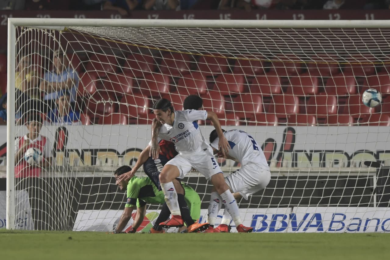 El delantero de Veracruz fue con decisión a buscar el esférico y ganó en las alturas a tres elementos de la Máquina, incluso, Aguilar y Corona quedaron lastimados.