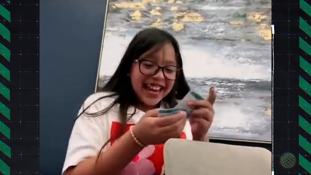 Hijas de Ángel Mena se emocionan al descubrir a papá en el Panini