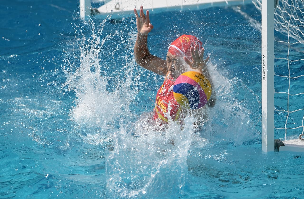 Una buena táctica para engañar a la portero del waterpolo es impedirle ver con un 'chapuzón' de agua.