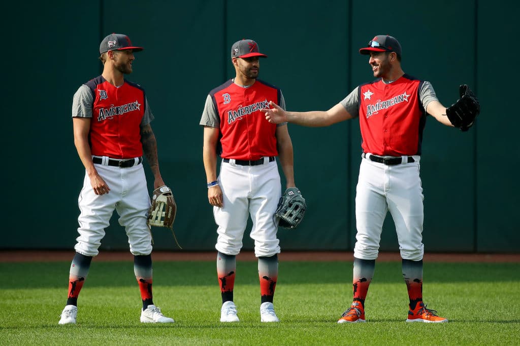 Así realizaron su práctica los peloteros seleccionados para participar en el MLB All Star Game, que se llevará a cabo este martes en Progressive Field, el Cleveland. Jugadores que generalmente son rivales pudieron convivir, charlar, entrenar, soltar el brazo y tener una leve práctica de bateo para alistarse de cara al encuentro de Media Temporada que promete ser muy atractivo.