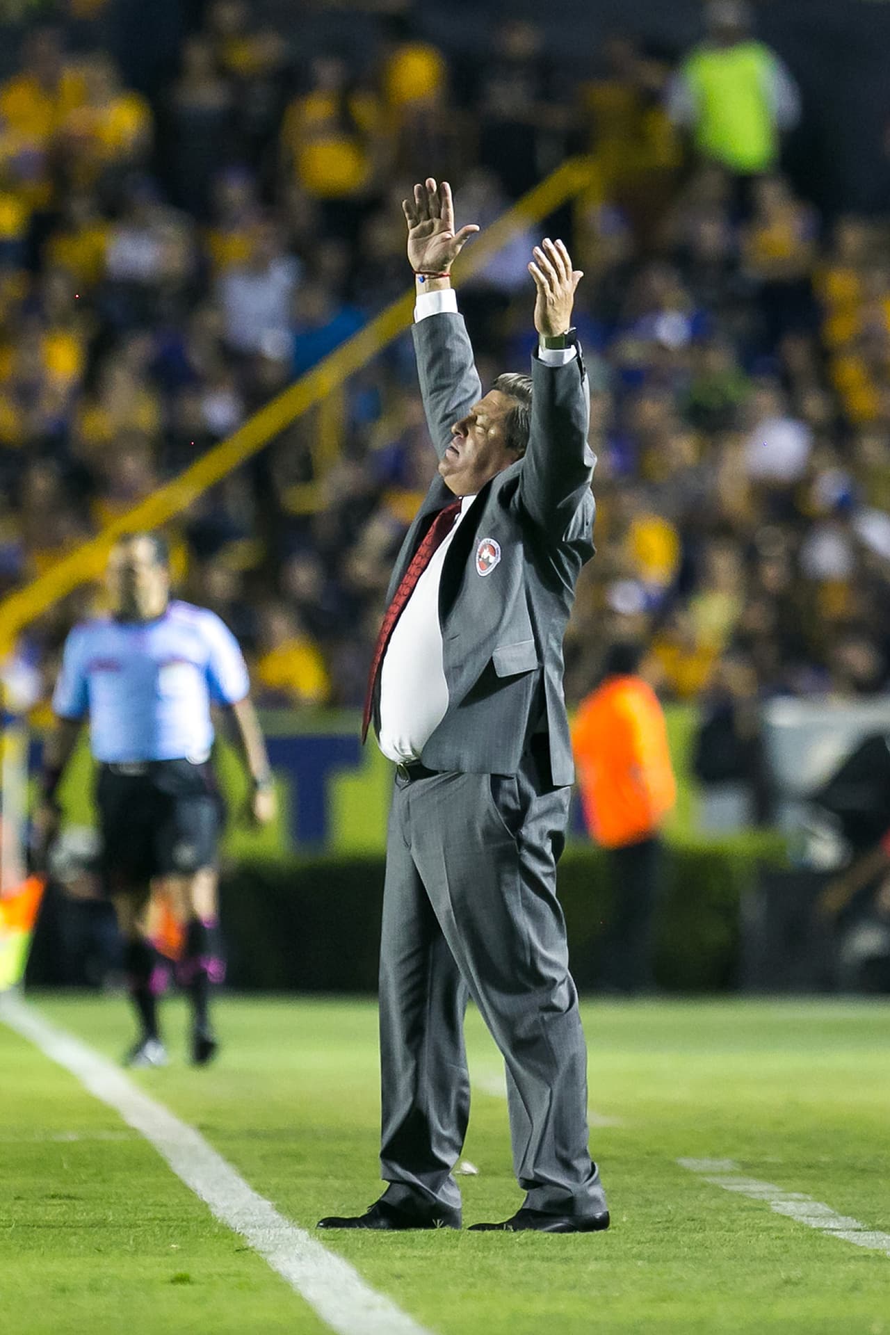 El "Piojo" Herrera vivió el partido fiel a su estilo, al límite de las emociones.