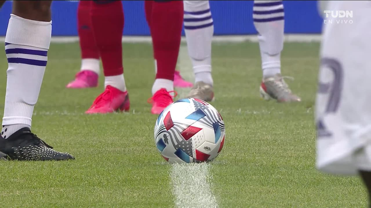 Arranca el partido y la pelota está en juego.