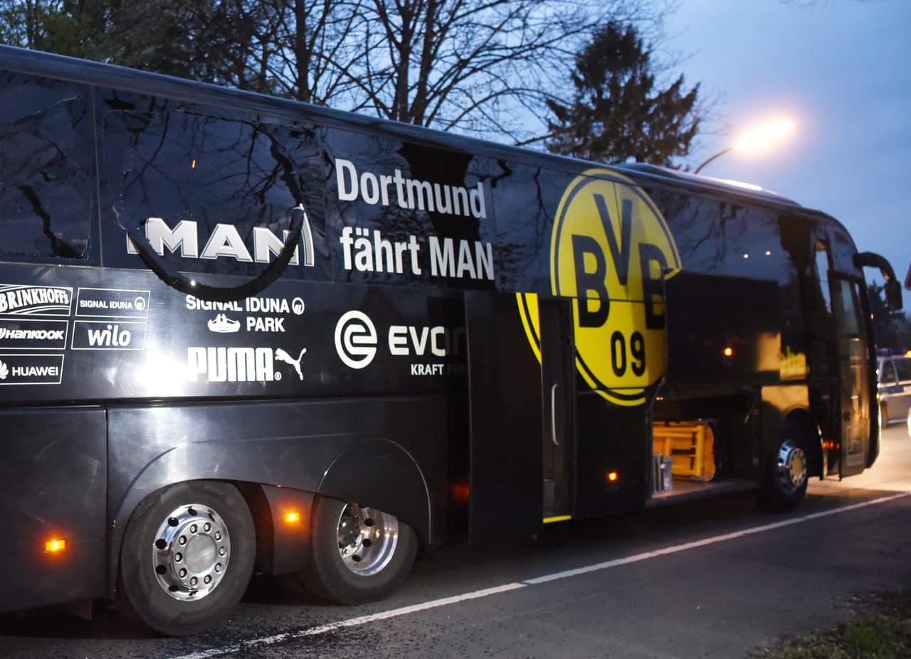 El bus del Borussia Dortmund fue afectado luego de una explosión poco antes del partido de ese equipo en Alemania contra Mónaco en el juego de ida de los cuartos de final de la Champions League.
