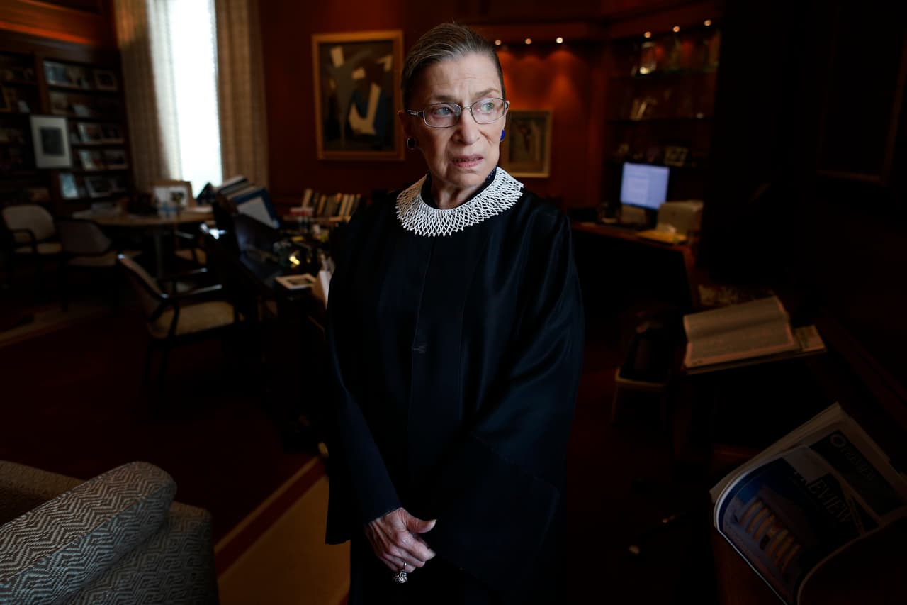 <b>Ruth Bader Ginsburg, 87 años.</b> Esta magistrada prestó su voz para casos cruciales en la lucha de las mujeres por lograr la igualdad y durante 27 años abogó por las causas liberales en el Máximo Tribunal. 
<a href="https://www.univision.com/noticias/estados-unidos/fallece-a-los-87-anos-de-edad-la-jueza-ruth-bader-ginsburg"><u>Falleció el 18 de septiembre de cáncer de páncreas</u></a>. 
<a href="https://www.univision.com/noticias/politica/la-vida-en-fotos-de-ruth-bader-ginsburg-la-magistrada-de-la-corte-suprema-que-fue-icono-de-la-cultura-pop-estadounidense-fotos"><u>Vea aquí la vida en fotos de Ruth Bader Ginsburg</u></a>
<br>