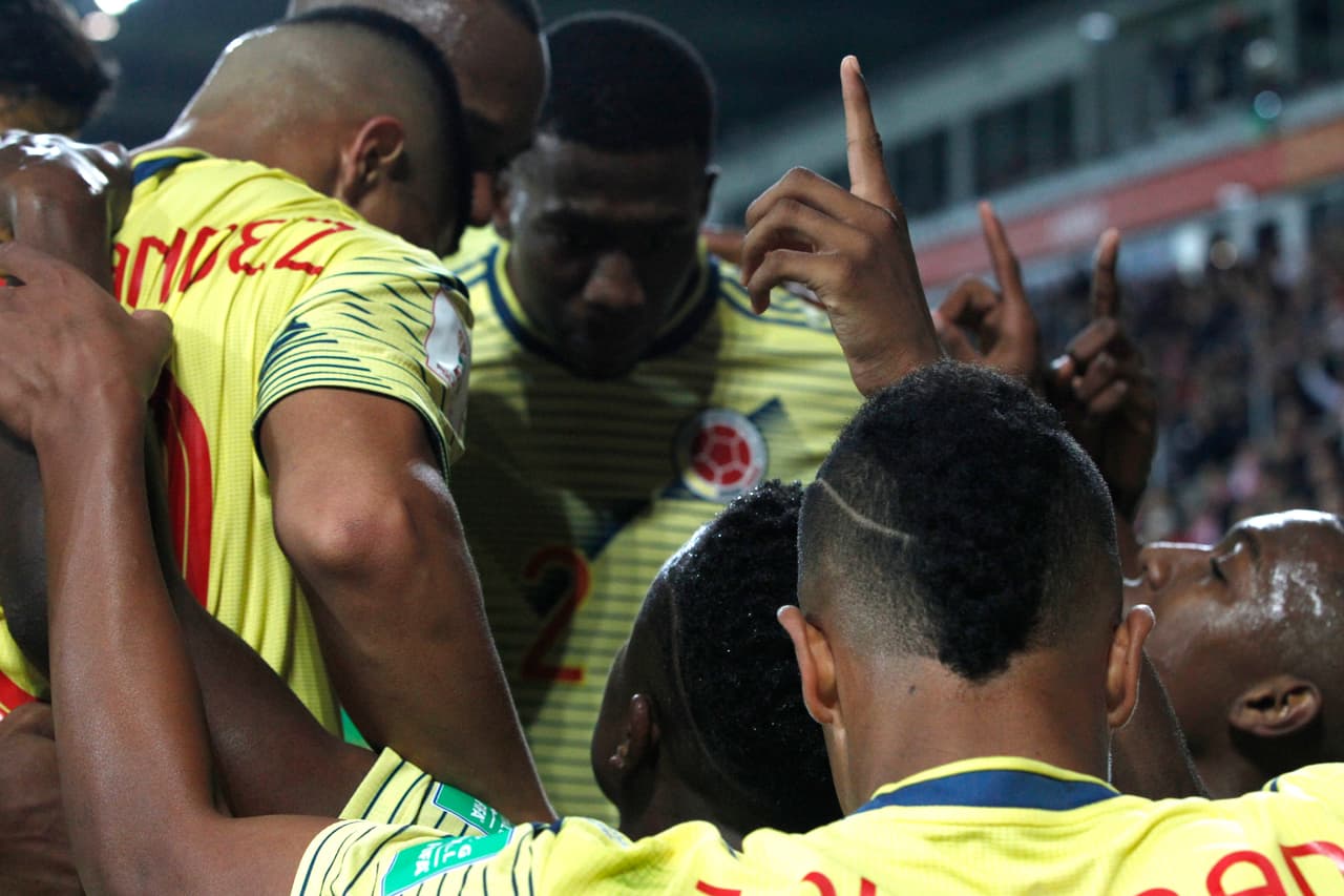 Colombia derrotó 2-0 a Polonia en el Grupo A con goles de Iván Angulo y Luis Sandoval para dar un golpe de autoridad contra el anfitrión en juego disputado en Lodz.