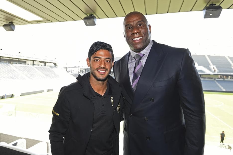 Carlos Vela y Earvin 'Magic' Johnson, durante la apertura del Banc of California Stadium.