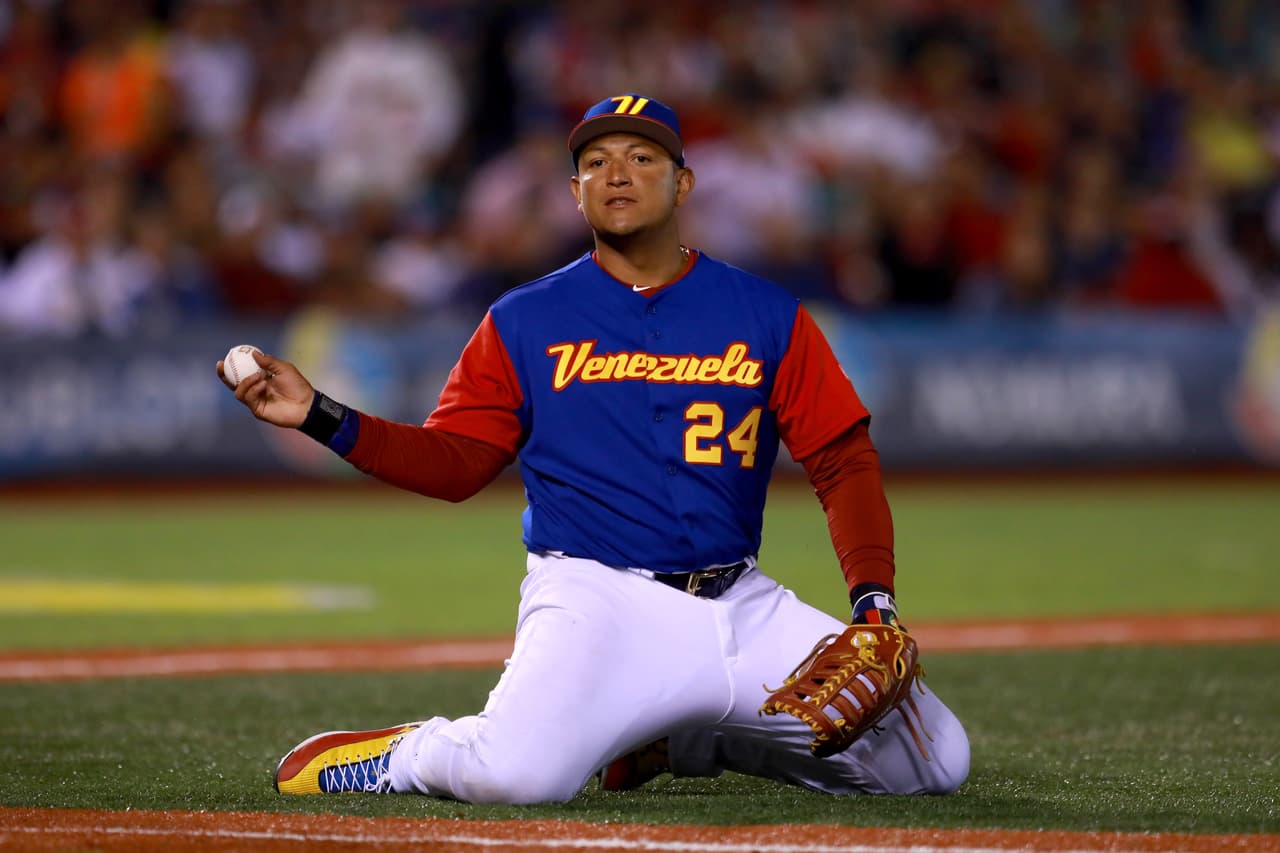 Esa carga de anotaciones provocó la salida del abridor venezolano Yusmeiro Petit, quien explotó en dos entradas al aceptar tres imparables y cinco carreras.