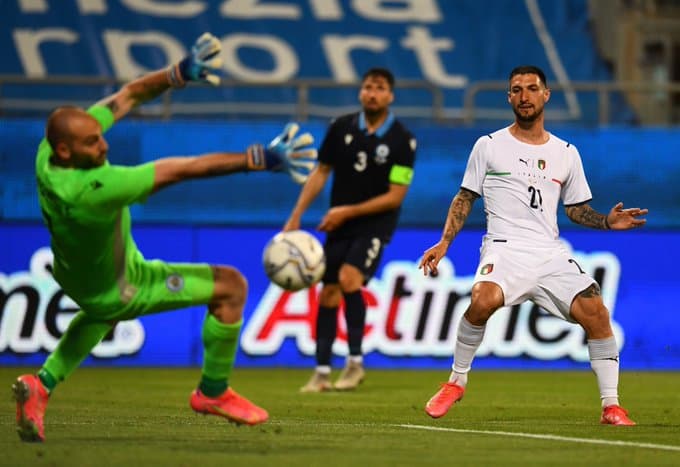 Politano, compañero de 'Chucky' Lozano, hace doblete con Italia