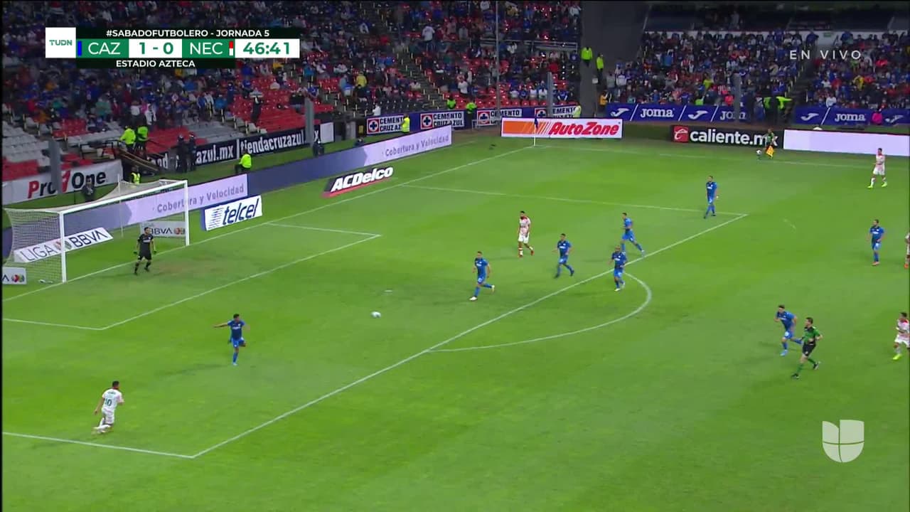 ¡CERCA! Uriel Antuna disparó que se estrella en el poste.