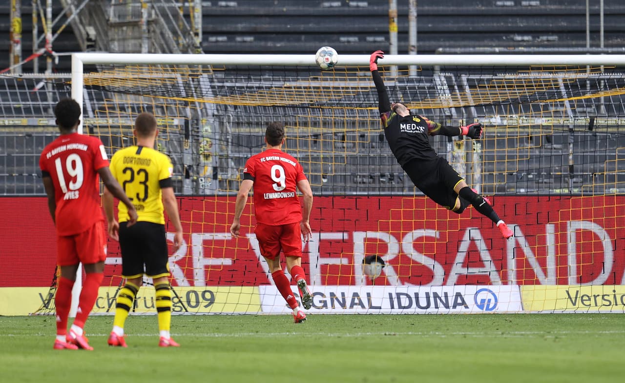 <b>El poema de Joshua Kimmich</b>
<br>- El futbolista del Bayern consiguió una vaselina que se incurstó en el arco del Dortmund.
<br>- Un gol digno de un jugador talentoso.
<br>- Burki tocó el balón, pero no pudo evitar la anotación.
<br>- Este gol fue suficiente para que el Bayern Múnich extendiera ventaja de siete puntos como líder absoluto en el futbol alemán.