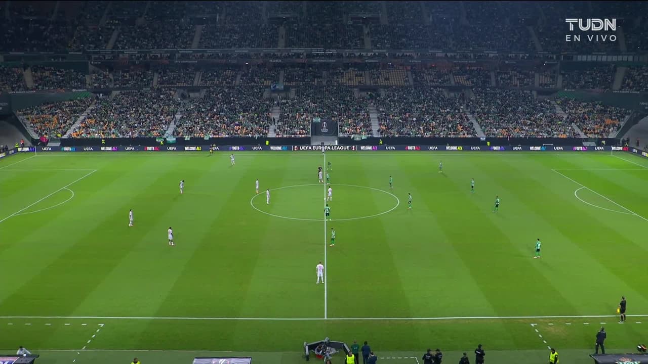 Arranca el partido y la pelota está en juego.