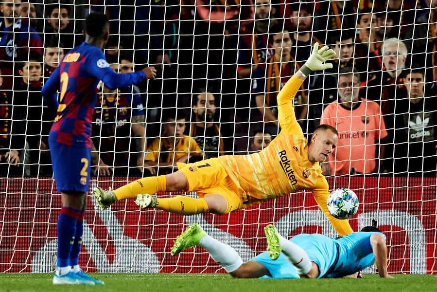 Ter Stegen salva la meta del Barcelona desviando el balón hacia un costado de su meta.