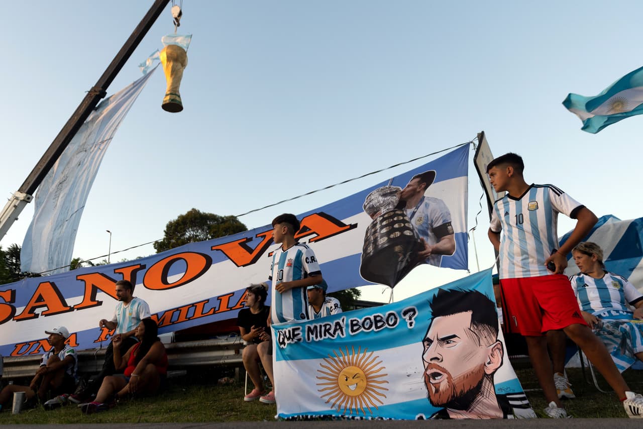 Festejos de la selección argentina en Buenos Aires tras ganar el Mundial Qatar 2022.