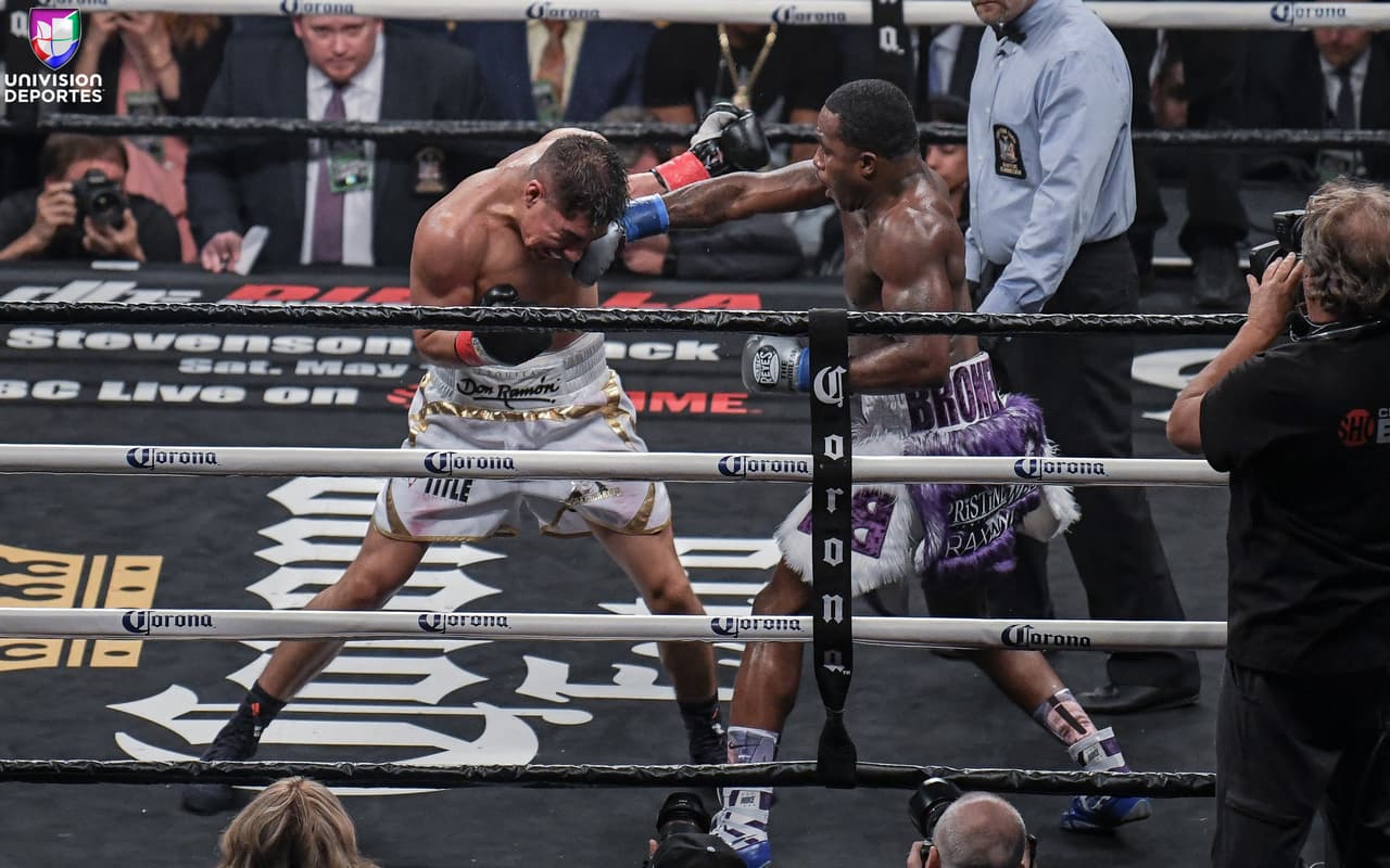 Después de 12 rounds, los jueces entregaron tarjetas de 114-114, 114-114, y 115-113 a favor de Adrien Broner. Jessie Vargas se mostró dispuesto a una revancha, aunque Broner lució molesto por creer que había ganado la contienda.