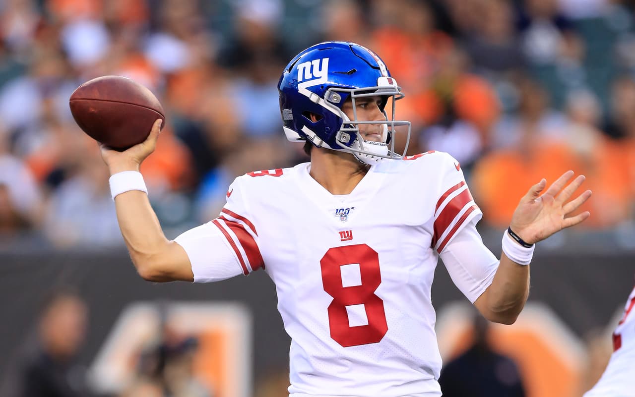 <b>Daniel Jones</b> (New York Giants |
<b> 22 años</b> | 27 mayo 1997 | Hará su debut como titular en la Semana 3 ante los Tampa Bay Buccaneers tras confirmarse que Eli Manning estará en el banquillo. Jones completó 3 de los 4 pases que lanzó en la jornada inaugural ante los Cowboys y genera una buena sensación para comenzar su carrera en la NFL.