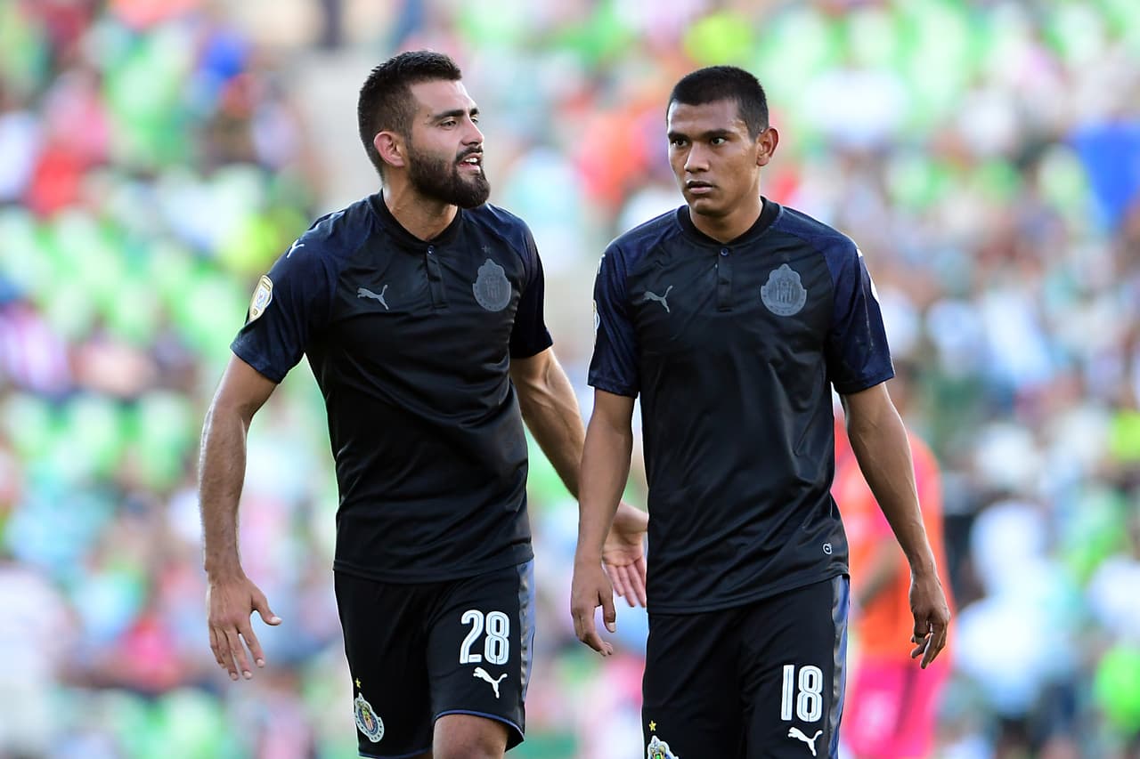 Juan Basulto fue uno de los jugadores que buscó organizar a Chivas en medio de la juventud en el terreno de juego. Con la igualdad se fueron al descanso.