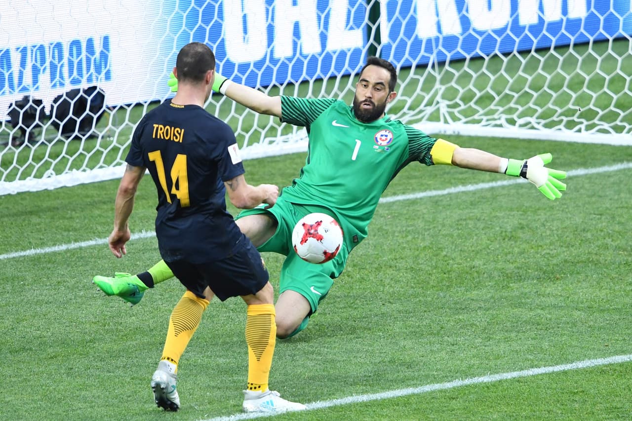 Hasta que llegó el minuto 42 cuando James Troisi se encontró con un balón solitario por el costado izquierdo del área chilena.