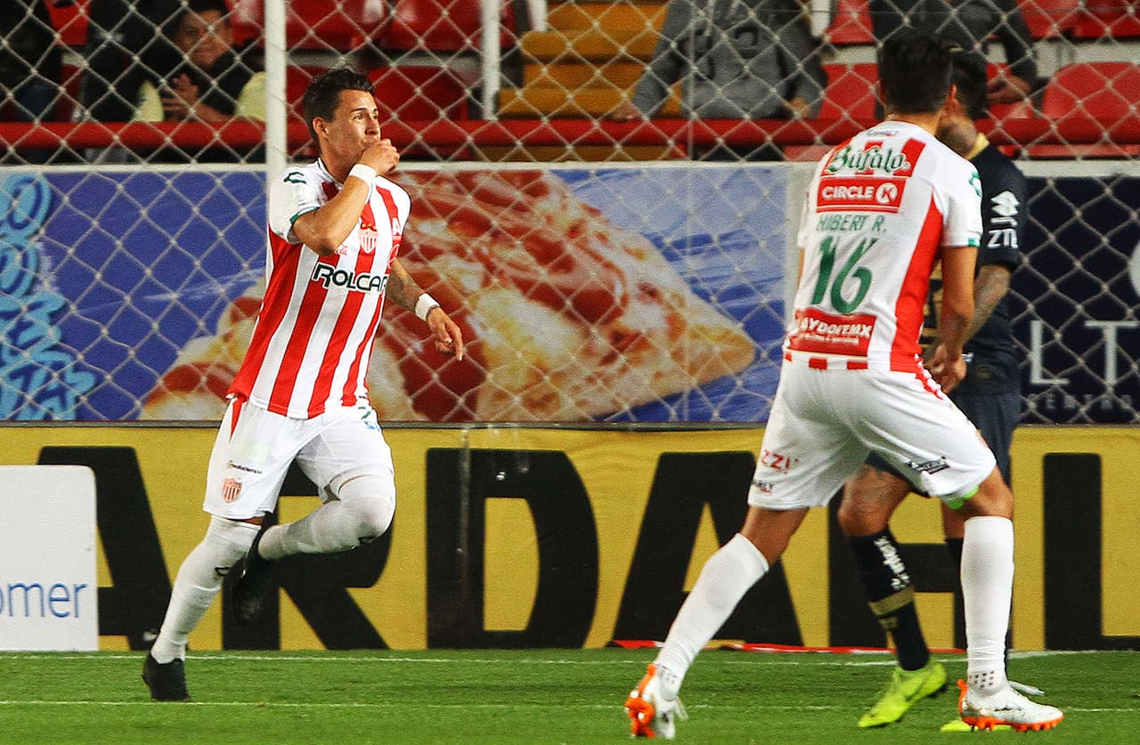 Pero a los 15 minutos Cristian Calderón (izquierda) marcó el primer gol del partido para darle ventaja al Necaxa.