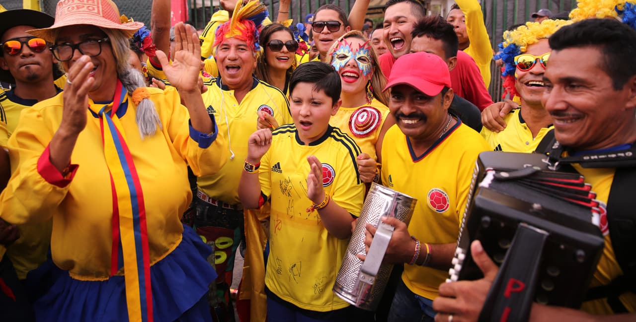 A ritmo de valleanto la fiesta en Barranquilla se prendió entre los aficionados colombianos que se preparaban para ver a su selección.