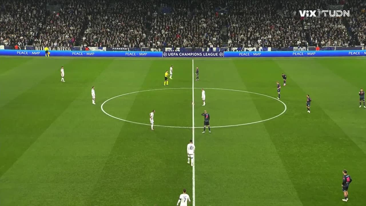 Arranca el partido y la pelota está en juego.