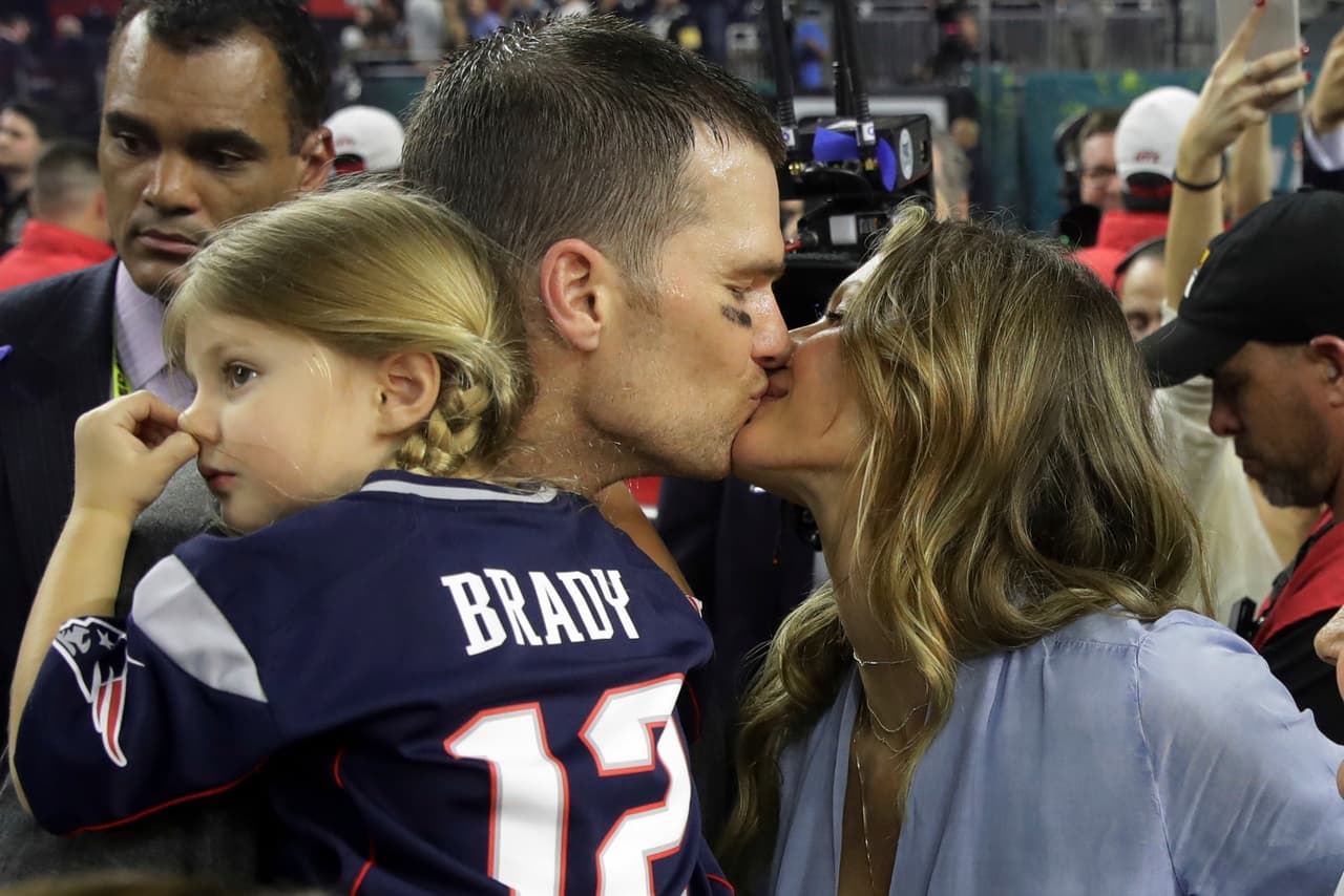 "Todos estamos felices", dijo Brady, acompañado por su esposa, la modelo brasileña Gisele Bundchen. "Está bien tener a todo el mundo aquí y esta noche va a ser una gran celebración".