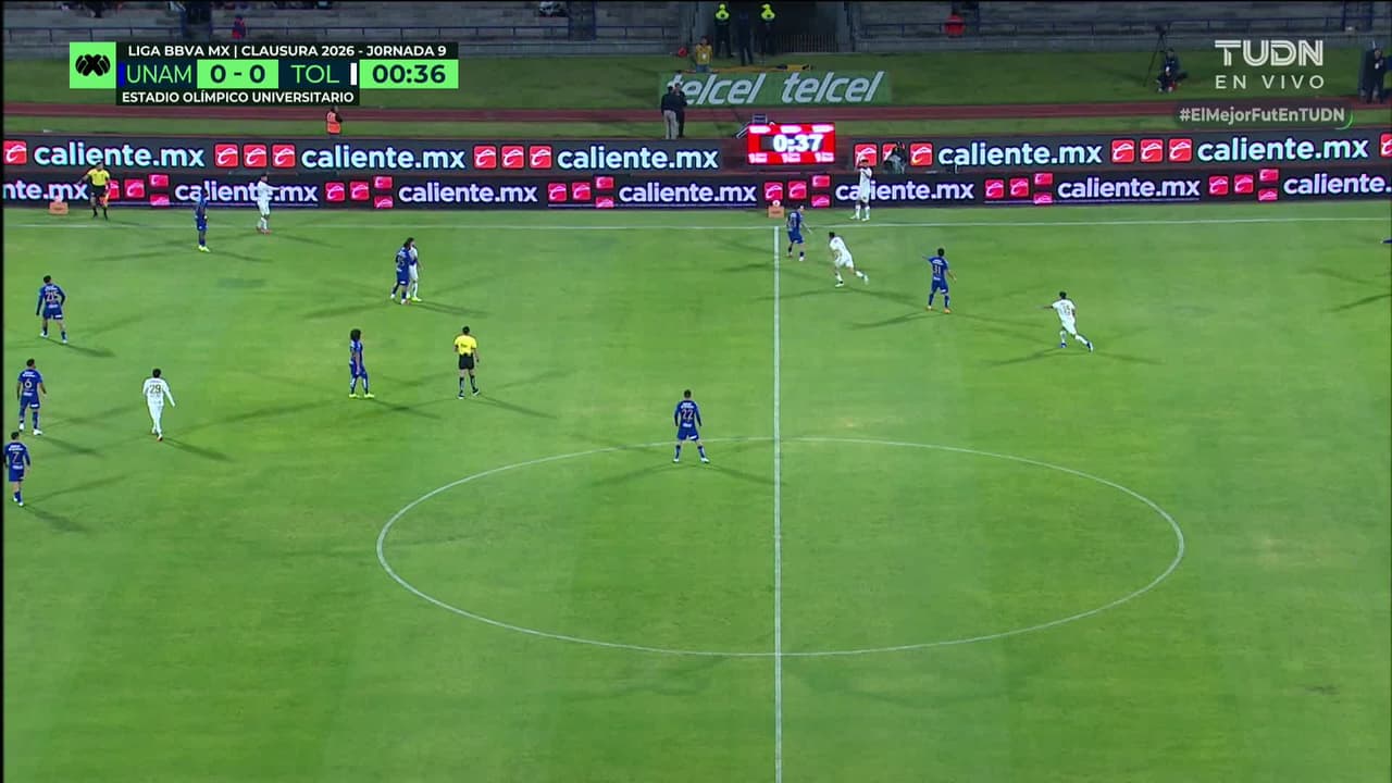 Arranca el partido y la pelota está en juego.