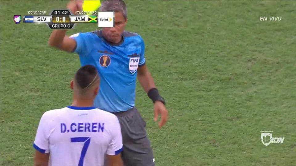 Tarjeta amarilla. El árbitro amonesta a Darwin Cerén de El Salvador