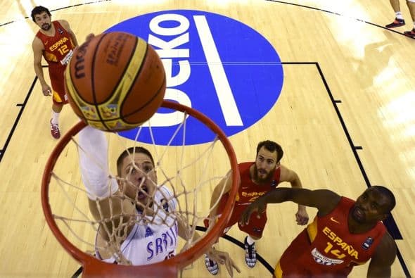 El encuentro no tenía ninguna trascendencia puesto que antes de empezar ya se sabía que España iba a acabar primera del grupo y Serbia cuarta. Sin embargo, los españoles querían continuar en dinámica ganadora para acabar invictos e igualar a Estados Unidos, gran favorita para el oro y primera de la llave C, y a Grecia, que finalizó como líder imbatida en el grupo B, el de Argentina.