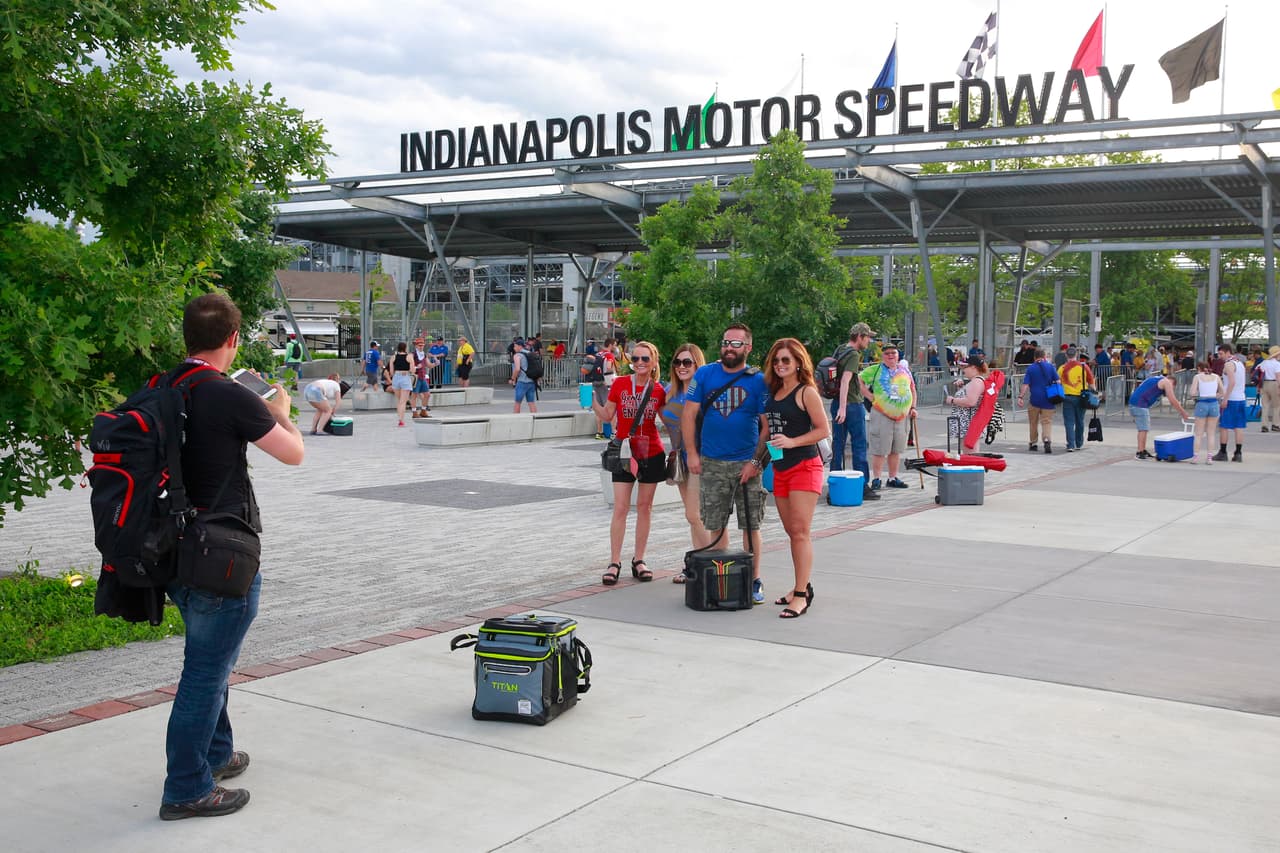 Celebridades como Matt Damon y Christian Bale fueron parte de la multitud de fanáticos que prendieron la fiesta de la Indy 500, competencia de la Indycar Series que vive su edición 103, siendo la de más historia en los deportes a motor.