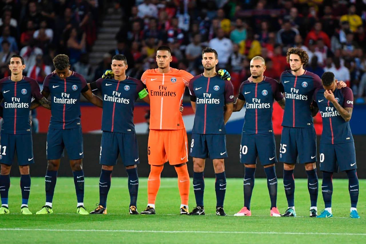 Un Neymar visiblemente afectado en el momento de honrar a quienes se fueron por la barbarie de algunos.