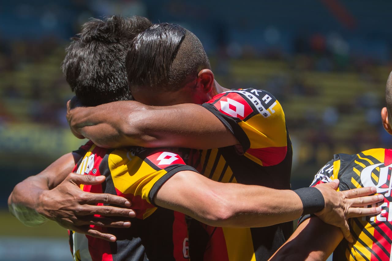 Action photo during the match Leones Negros UDeG vs Murcielagos at Jalisco Stadium, 2016 Clausura, Ascenso BBVA Bancomer MX. Foto de accion durante el Partido Leones Negros UDeG vs Murcielagos en el Estadio Jalisco. Partido Correspondiente a la Jornada 9 del Torneo Clausura 2016, Ascenso BBVA Bancomer MX, en la foto: Festejo de gol de Pablo Olivera 06/03/2016/MEXSPORT/Cristian de Marchena
