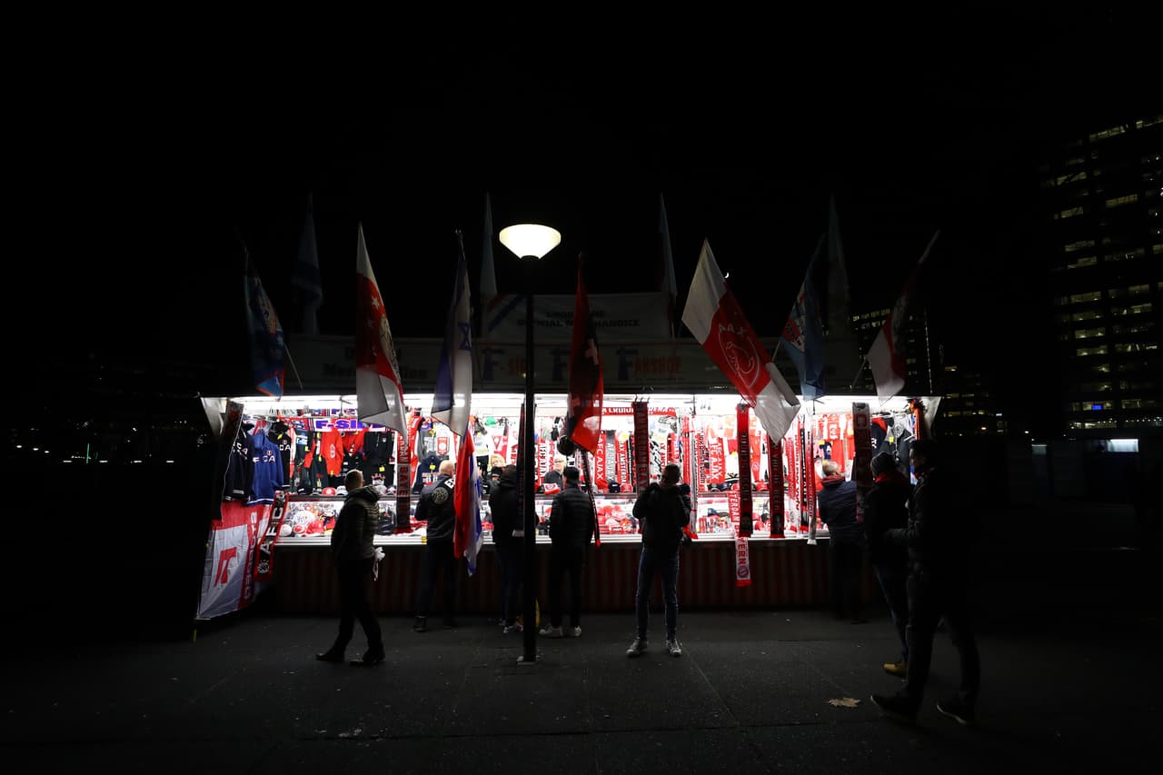En las cercanías del estadio las tiendas de regalos así como los puntos de comidas se vestían con el rojo y el blanco.