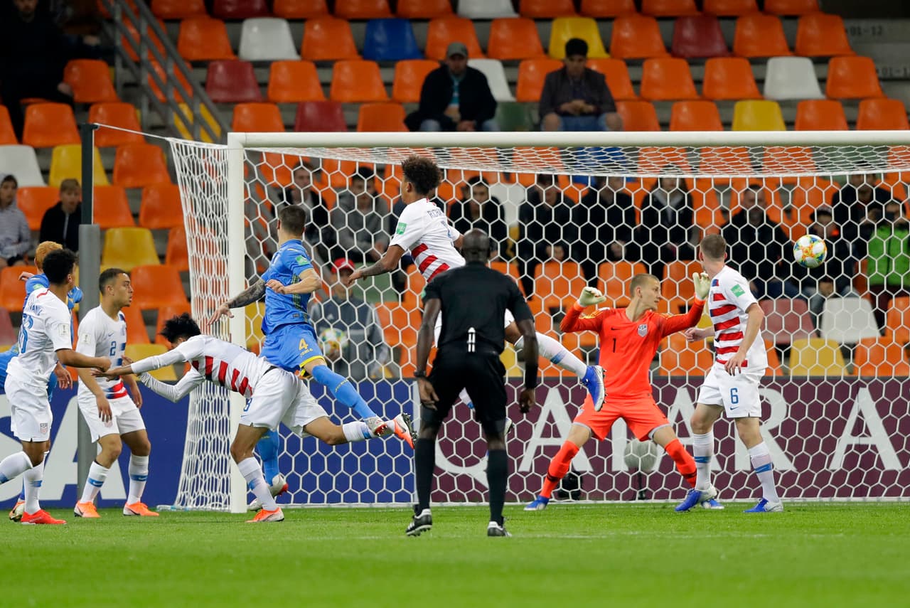 Los goles de Serhii Buletsa (26') y Denys Popov (cuarto desde la izquierda, al minuto 51') le dieron el triunfo a Ucrania. Por el Team USA descontó Brandon Servania al 32'.