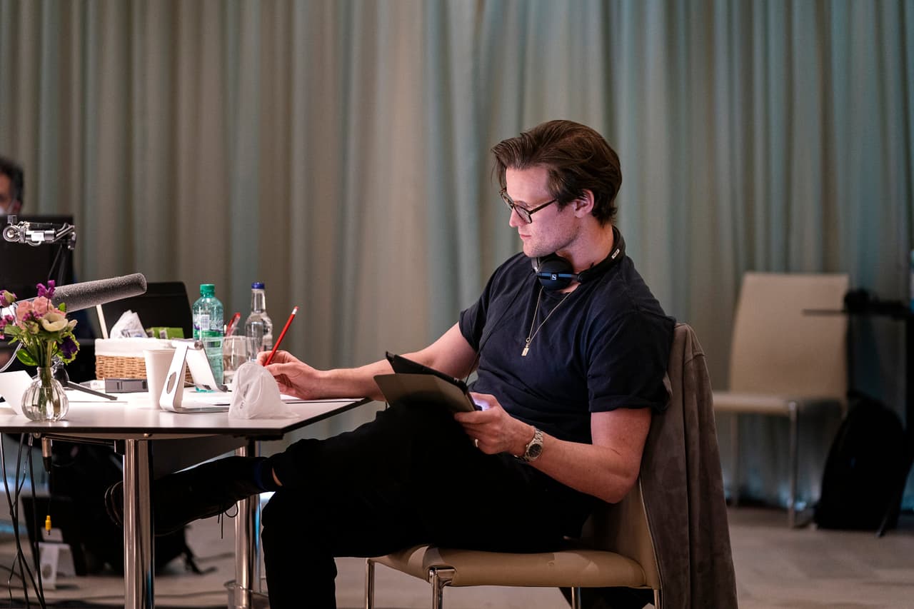 El hermano menor del rey Viserys y heredero del trono, Daemon es un guerrero incomparable y un jinete de dragones que posee la verdadera sangre del dragón.