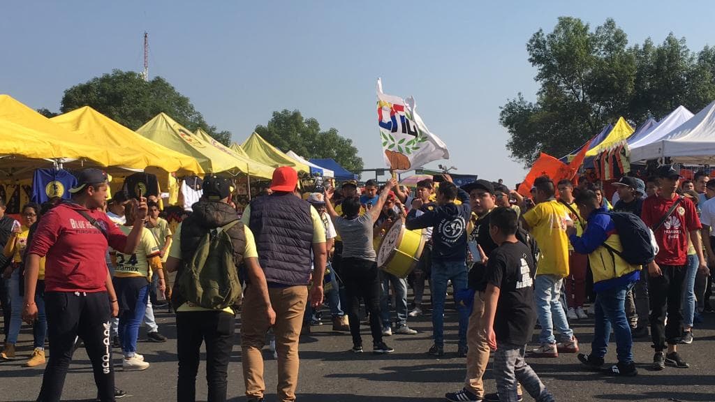 Cientos de fanáticos del América preparados para el juego contra Querétaro.