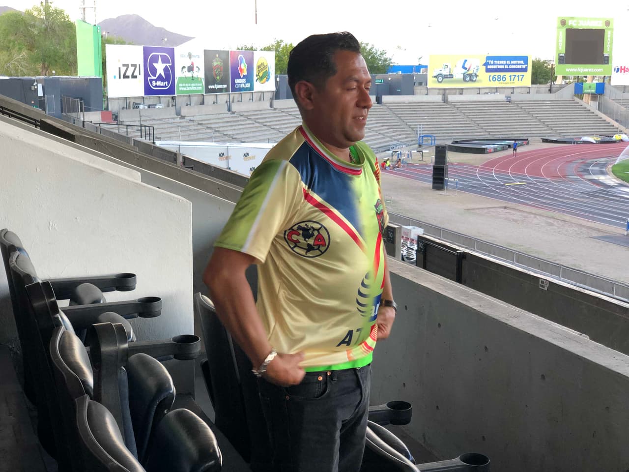 “Dicen que soy un ‘villamelón’, pero pues a uno le da igual. Mientras yo este a gusto, contento y feliz con mi playera", agregó a Univision Deportes.
