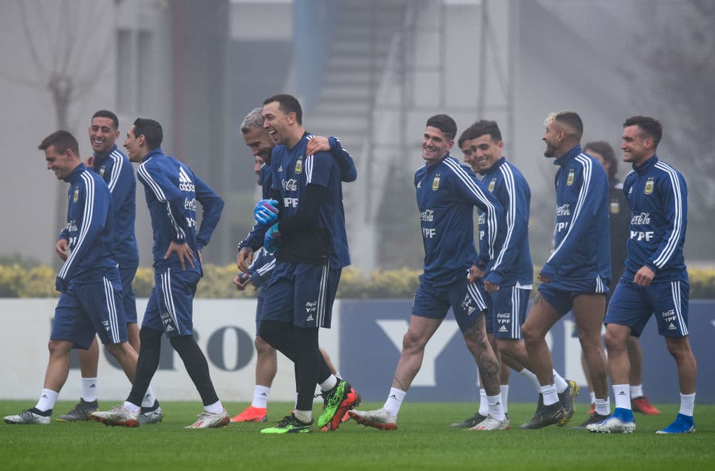 La Asociación del Fútbol Argentino (AFA) distribuyó un video con la llegada de su futbolista estrella, que fue recibido por el presidente Claudio Tapia y el director de selecciones nacionales, César Luis Menotti, técnico campeón del mundo en 1978.