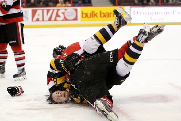 Así embarró sobre el hielo Troy Henley #3 de los Ottawa 67's a Mack Lemmon #80 de los Kingston Frontenacs.