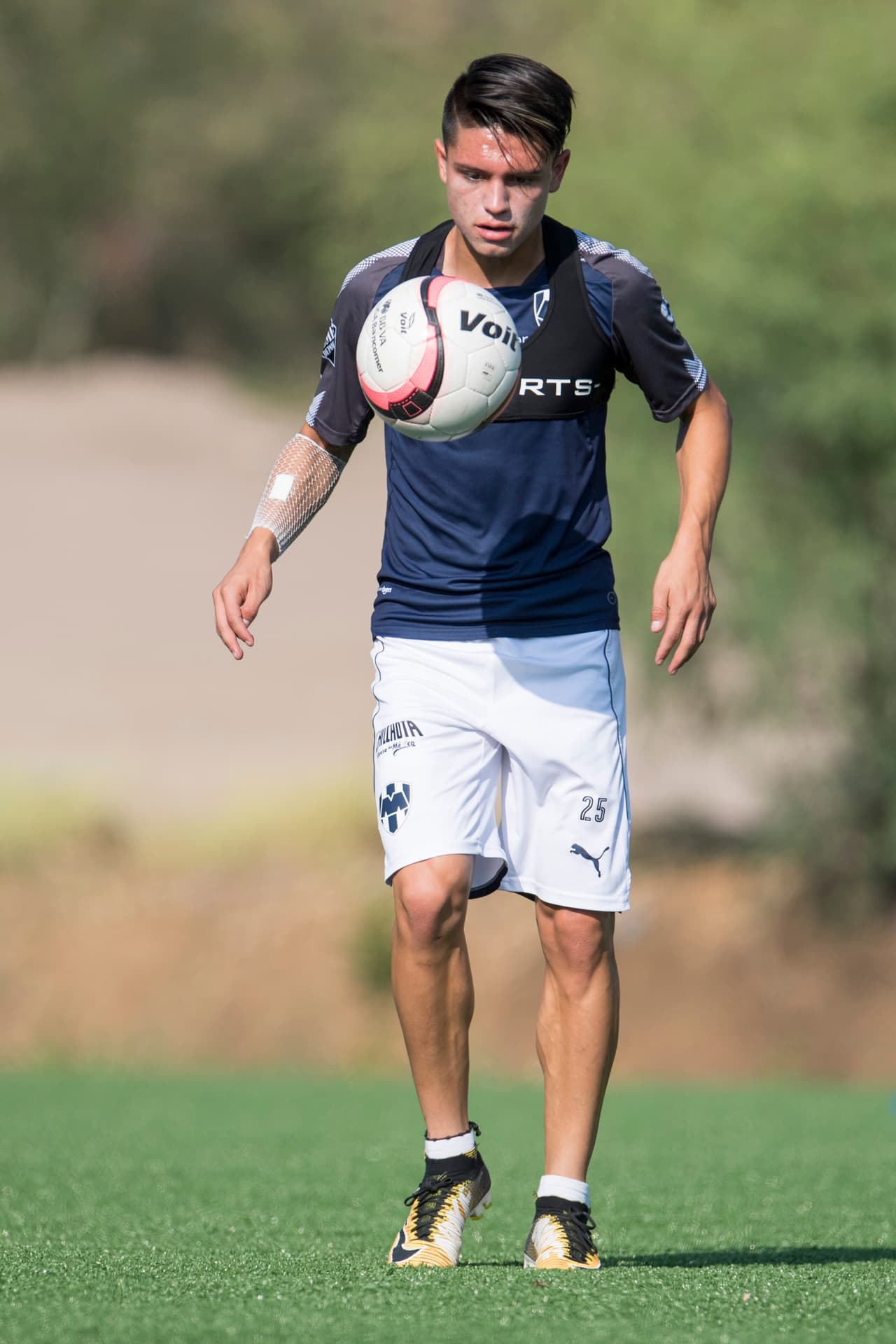 Mientras hacia las Fuerzas Básicas en Monterrey, el mediocampista jugaba con las selecciones juveniles de los Estados Unidos, por lo que cuenta aún con más experiencia.