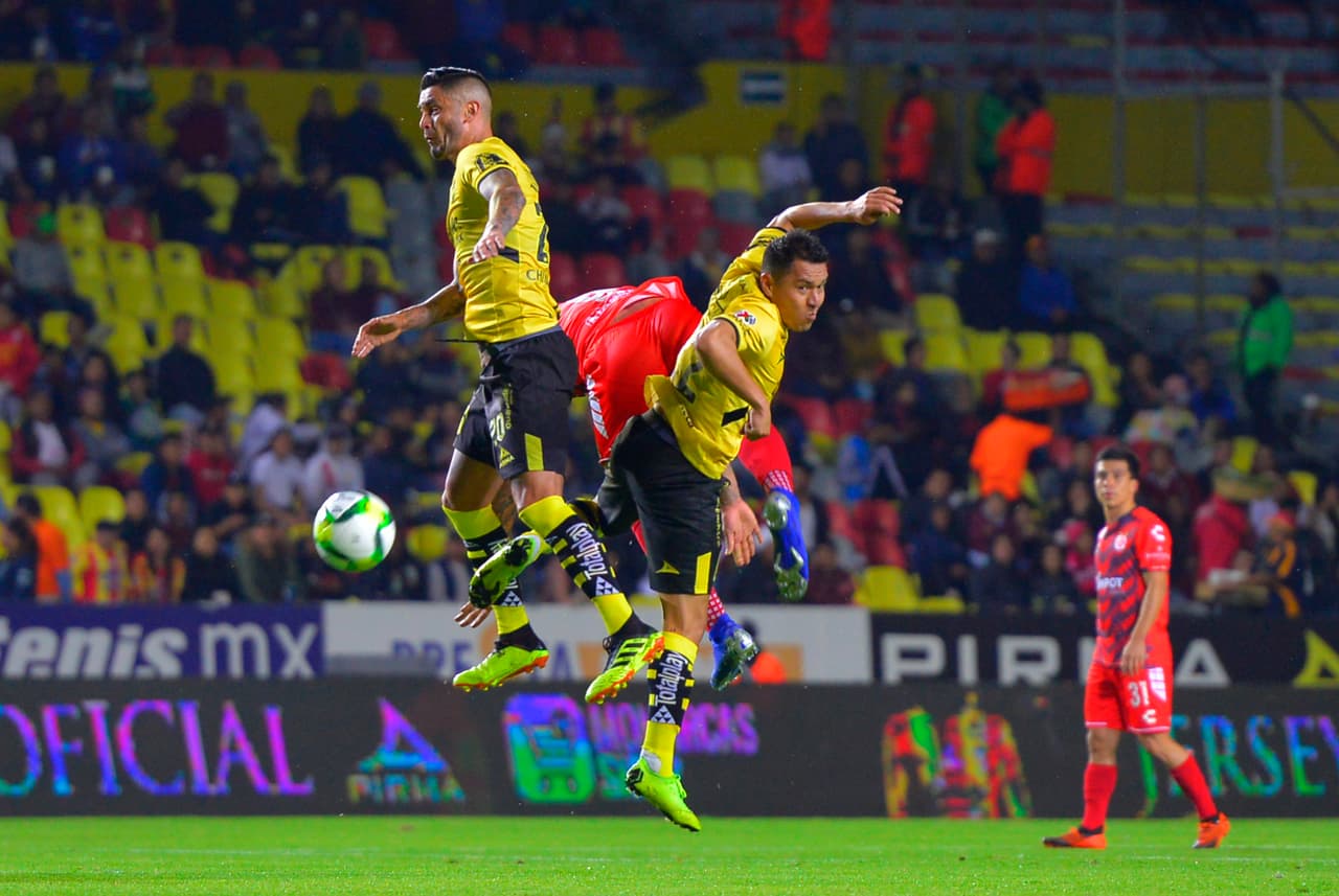 La ardua disputa del balón fue una característica durante los 90 minutos.