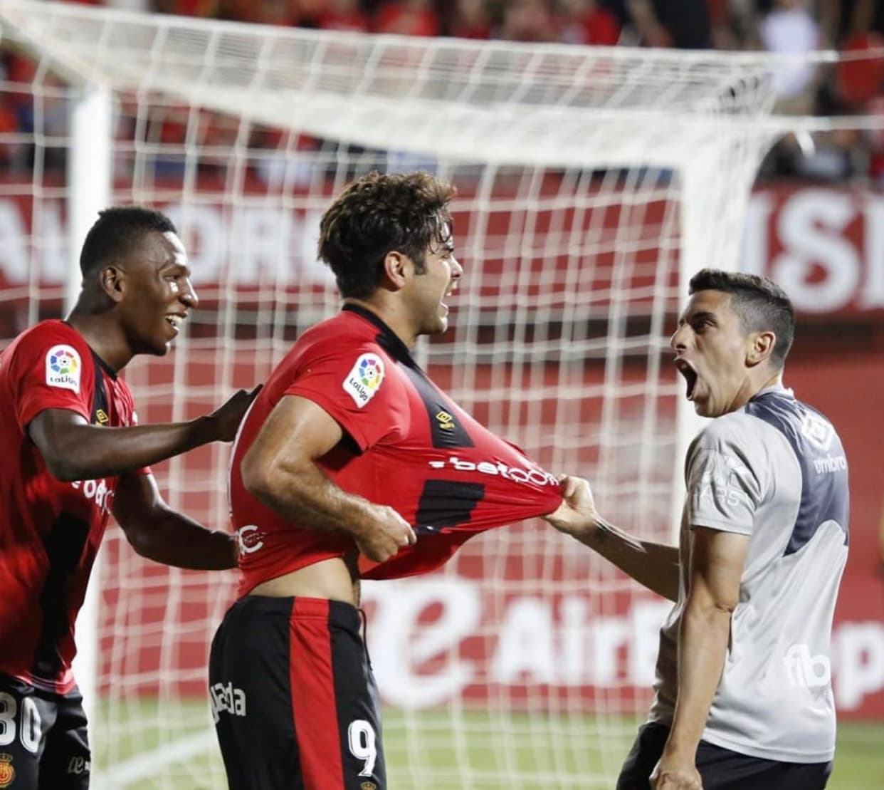El Mallorca
<b> </b>había acabado en quinto lugar este año en la segunda categoría, consiguiendo así una de las cuatro plazas para los Playoffs de ascenso, reservadas para los equipos entre el tercero y el sexto puestos.