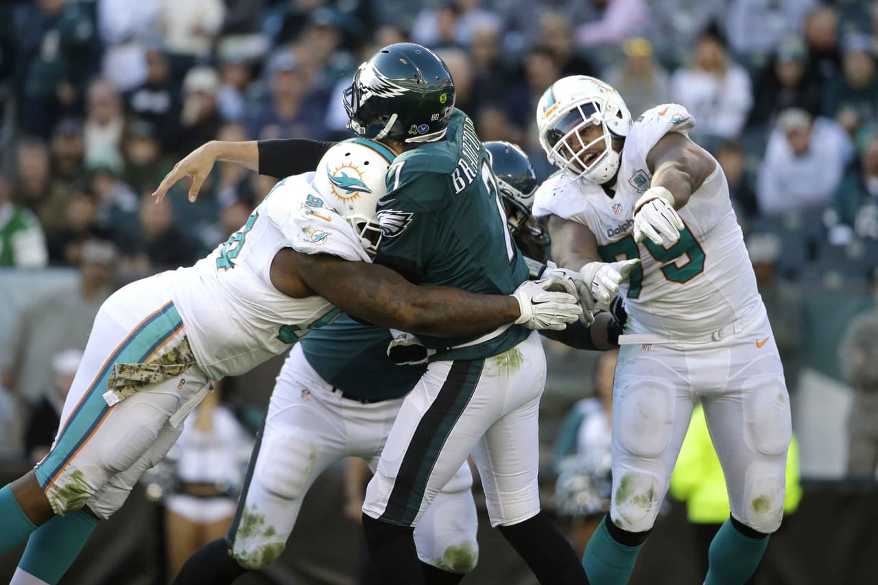 La defensiva de Miami sacó lesionado a Sam Bradford en el tercer cuarto y los Dolphins dieron la sorpresa al vencer 20-19 a los Eagles.