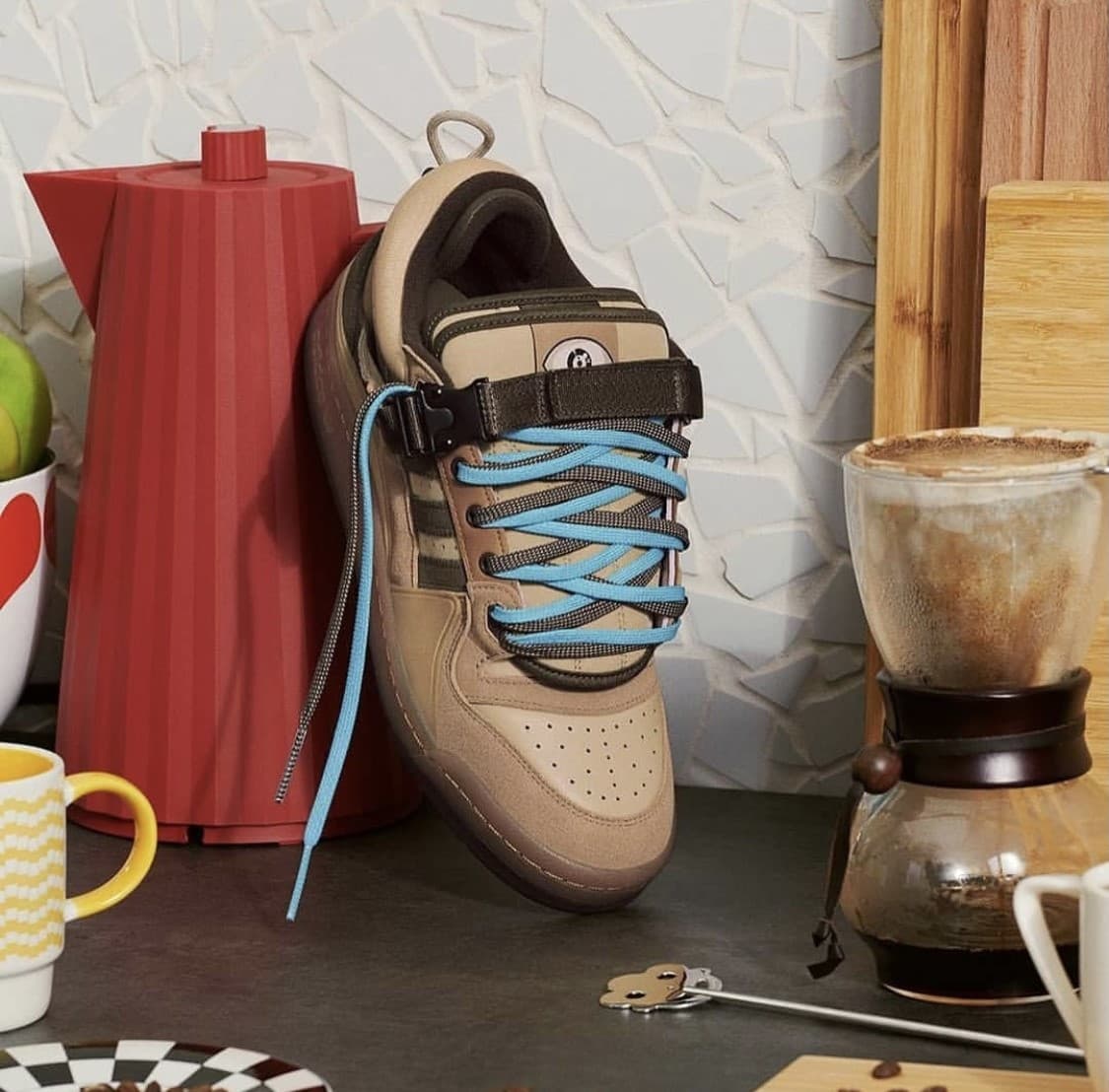 Los primeros indicios de la colaboración fueron revelados a través del video de la canción Yo visto así.
<br>