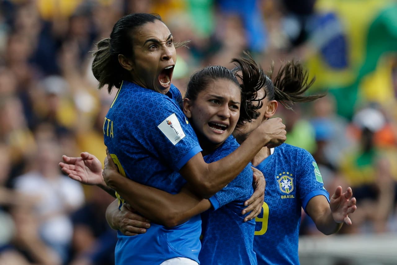 El pie izquierdo bien abierto para engañar a la portera australiana que se lanzó al palo contrario.