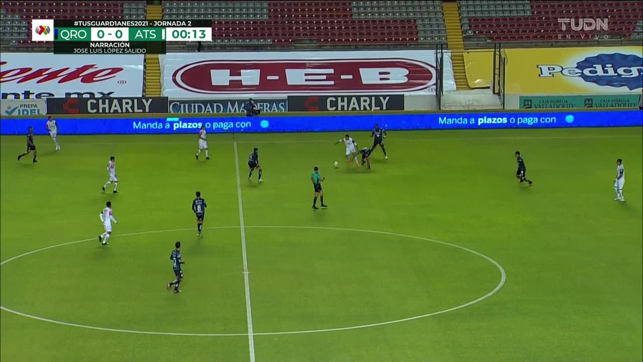 Arranca el partido y la pelota está en juego.
