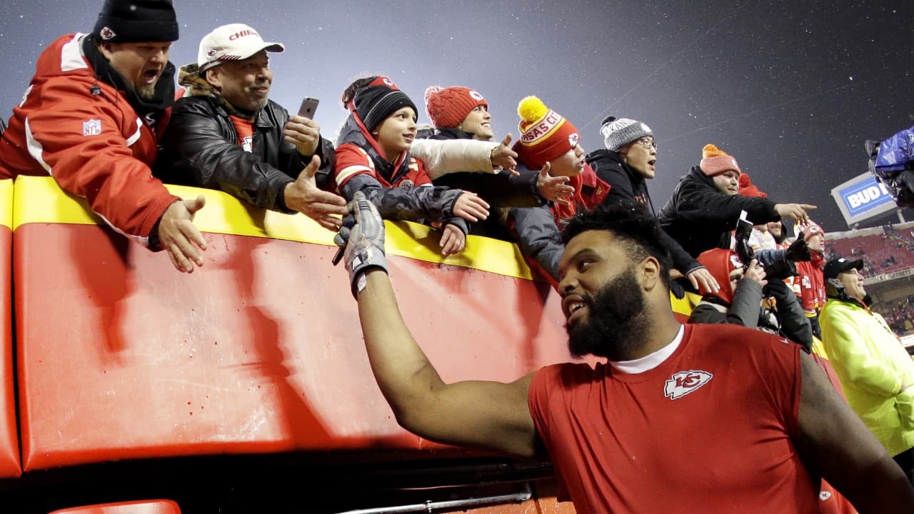 Liniero de los Chiefs regala boletos de Final de la AFC a indigente