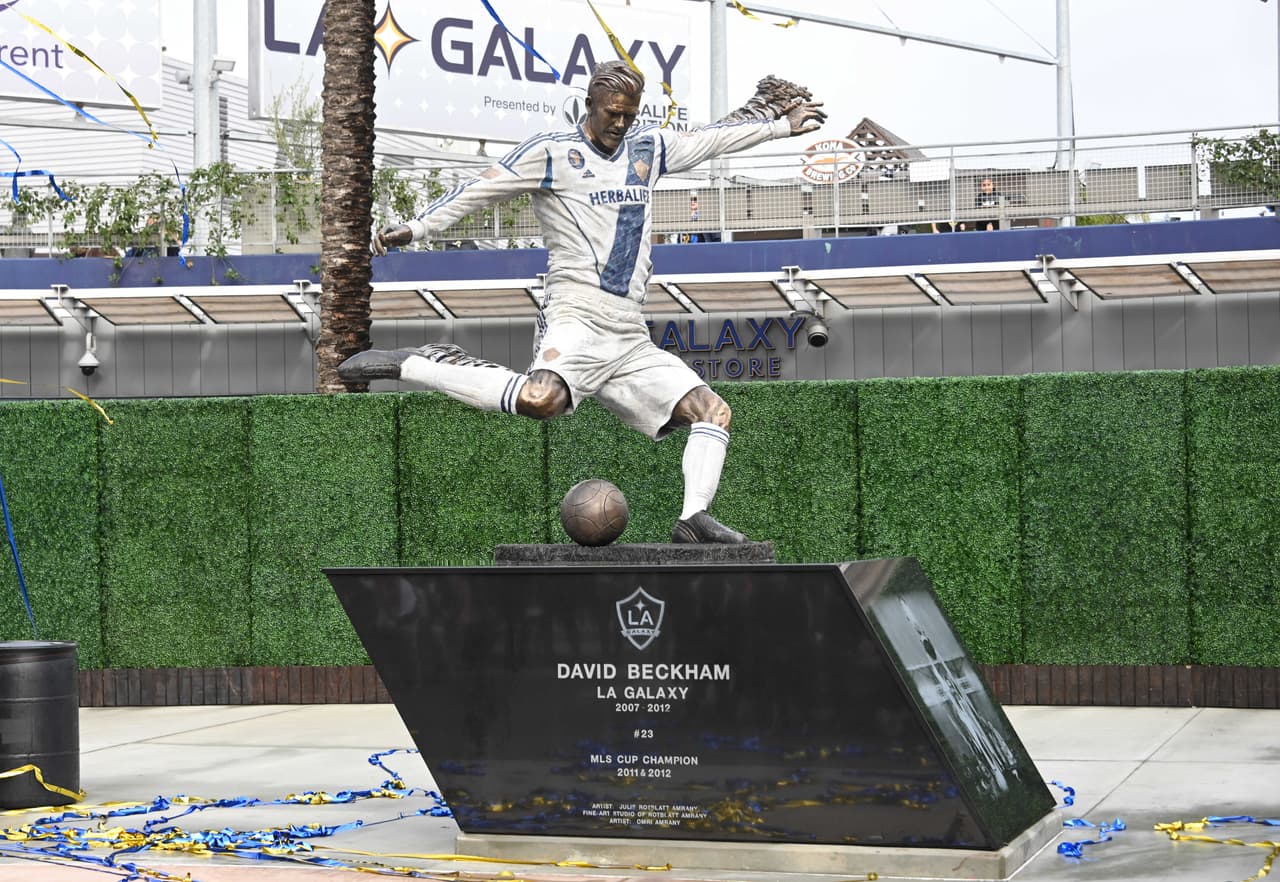 Esta es la estatua de David Beckham en la Legends Plaza del Dignity Health Sports Park en Carson, Califormia.