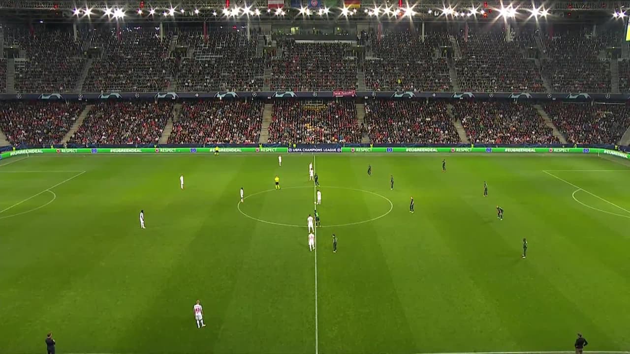 Arranca el partido y la pelota está en juego.