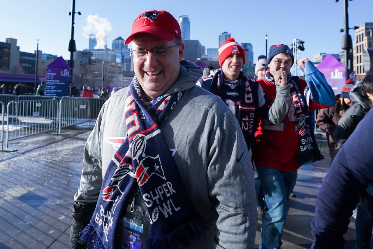 ¡Todo listo en el U.S. Bank Stadium para el Super Bowl LII! Los Patriots y los Eagles jugarán por el título de la NFL y ni siquiera las bajas temperaturas reducen la pasión de los miles de aficionados que ya están en el estadio.